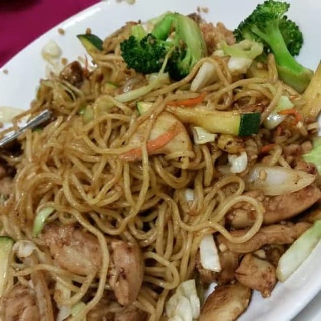 Chicken Yakisoba (Mi Xao Ga).
