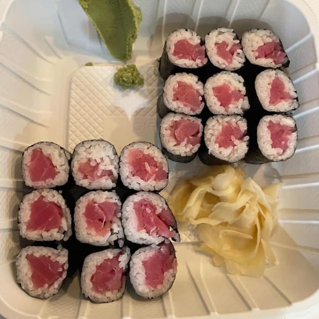 Tuna Roll (8pcs).